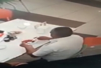 Тамакка таштанды кошту деп видеосу тараган тартип сакчысы кызматтан алынды