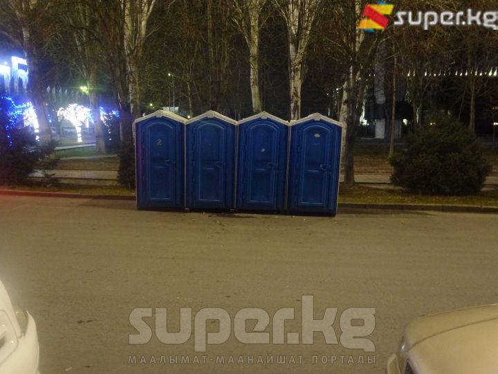 Тургундардын ыңгайлуулугу үчүн ажатканалар коюлган. 