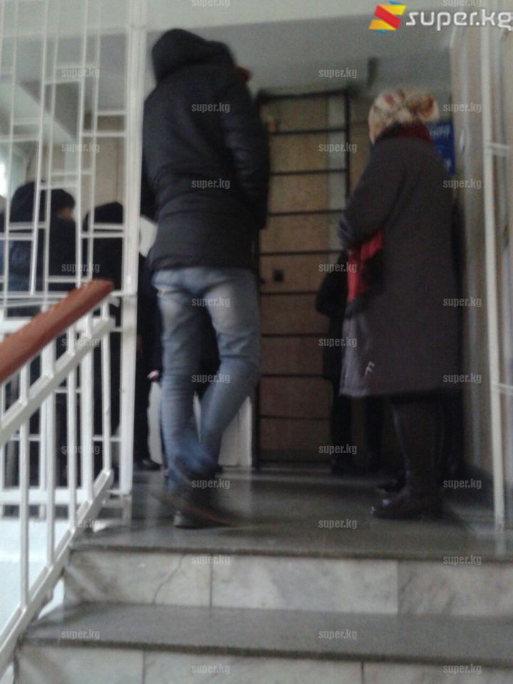 Жандандыруу бөлүмүндө жаткан бейтаптардын жакындары. 
