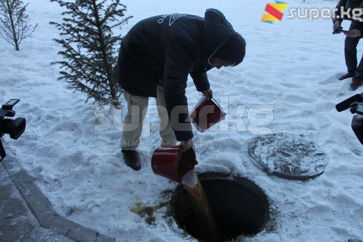 Мыйзамсыз алкогол борбордук канализацияга төгүлүп жатат.