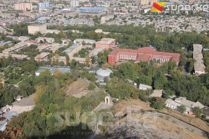 Сулайман-Тоонун чокусунан шаардын көрүнүшү