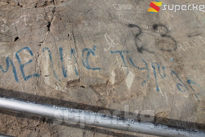 Таштардагы жазуулар касиеттүү тоонун көркүн бузат.