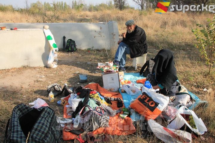 Алымбаеванын таштандыдан терип келген кышкы кийимдери