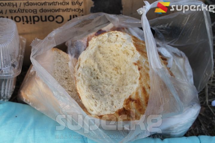 Катыган нанды жеп жашоо өткөрөт.