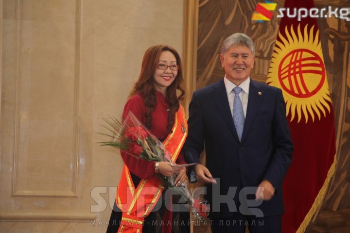 Шайыр Касымалиева Даңк медалы менен сыйланды.