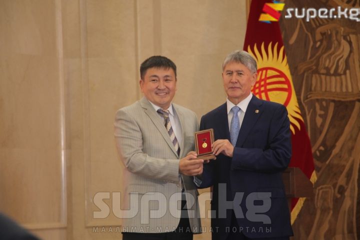 Элмирбек Иманалиев "Кыргыз Республикасынын Эл артисти" наамына ээ болду.