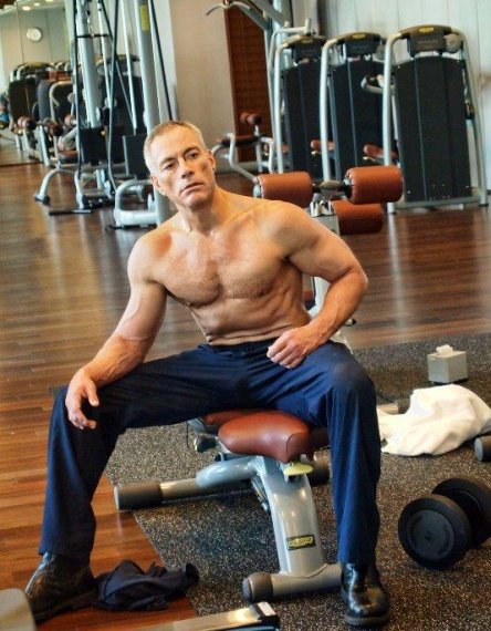 Актёр азыр да спорт менен алектенет.