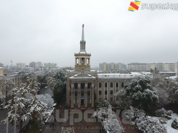 Чүй кең көчөсүндөгү Эл аралык университеттин бийиктен көрүнүшү