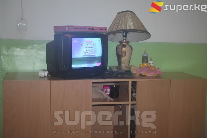Борборго кабыл алынгандар сыналгы көрүшөт.