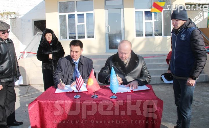 КРнын Өкмөтүнө караштуу Жазаларды аткаруу мамлекеттик кызматынын төрагасы Таалайбек Жапаров жана БУУнун Баңгизаттар жана кылмыштуулук боюнча башкармалыгынын программалык кеңсесинин Кыргыз өлкөсүндөгү жетекчиси Александр Федулов