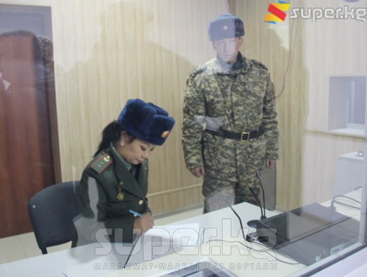 №27-түзөтүү колониясынын кызматкерлери жаңыланган текшерип өткөрүүчү пунктта. Ок тешип өтө албай турган айнек.