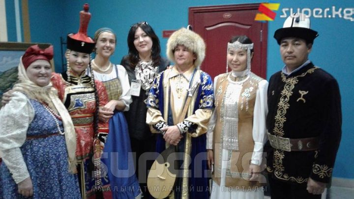 Фестивалдын катышуучулары менен 