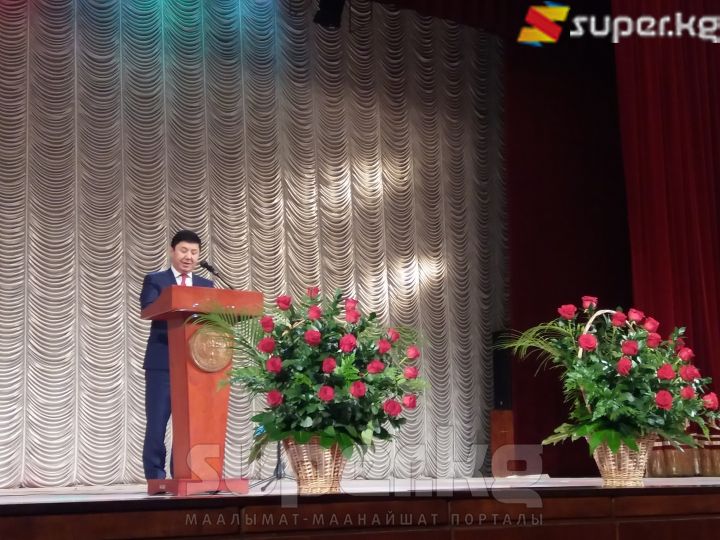 Экс-премьер-министр Темир Сариев да акынды куттуктап келди.