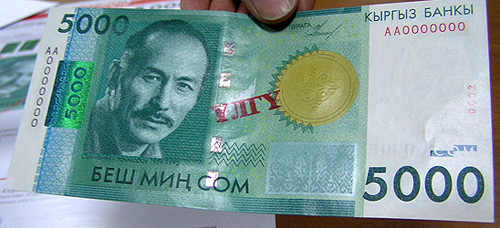2009-жылы 5000 сомдук акча купюрасына Сүймөнкул Чокморовдун элеси түшүрүлгөн.