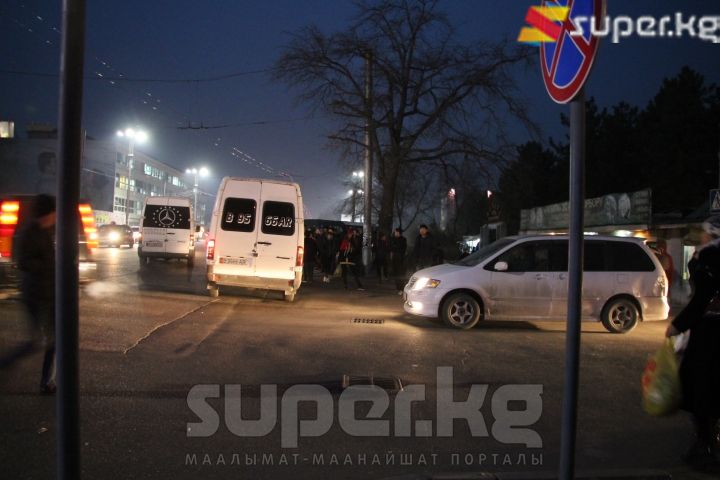 Каршы тилкеге чыгып бараткан жеңил унаа
