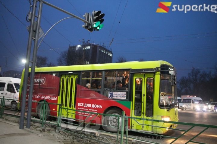 Фучик көчөсү. Коомдук унааны туура эмес токтотуу кадимки көрүнүш болуп калган өңдүү...