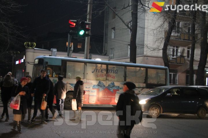 Жаш Гвардия бульвары-Чүй кең көчөсүндө туура эмес токтогон коомдук унаа 