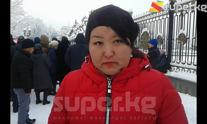 Гүлзат Рустамова уулун мектепке бере албай жатканын айтууда.