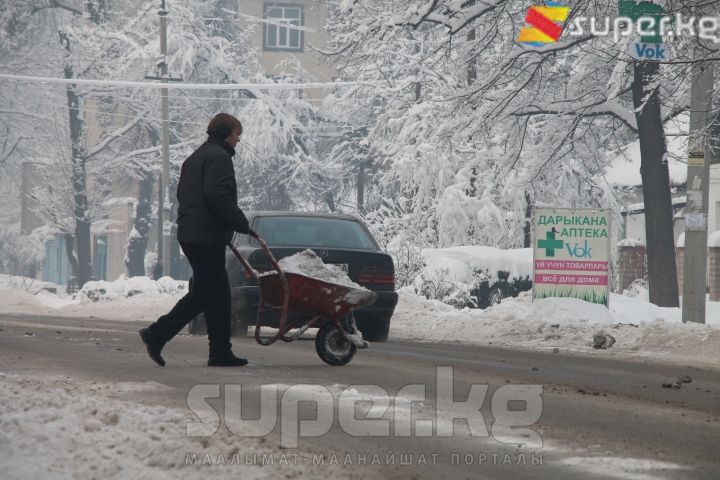 Короосундагы карды жолго алып чыгып жаткан тургун
