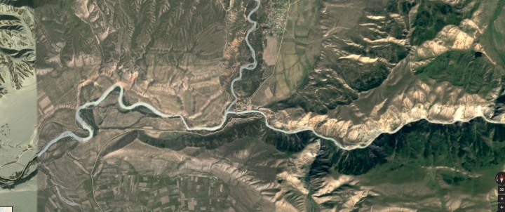 Чоң жана Кичи Нарын суулары кошулуп Нарын дарыясын түзөрү спутниктен даана көрүнөт (Google-карта).