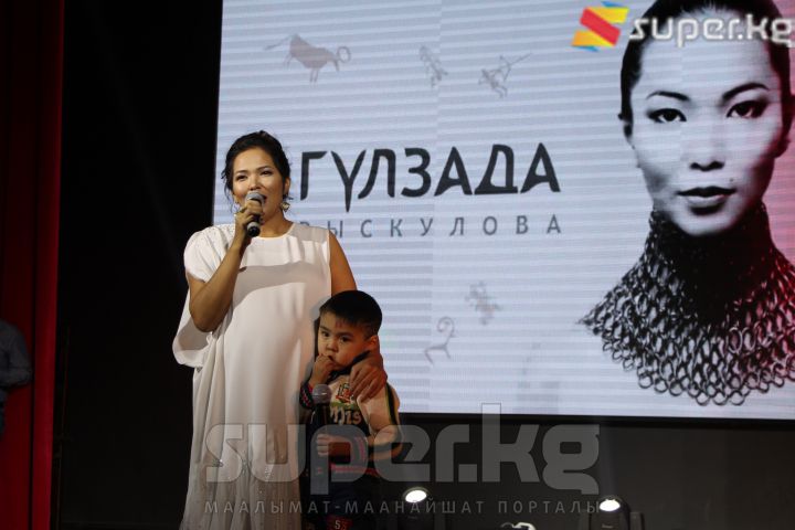Ырчы ырларын жатка билген күйөрманы менен