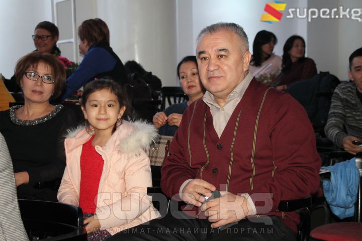 Кеченин коногу Өмүрбек Текебаев үй-бүлөсү менен