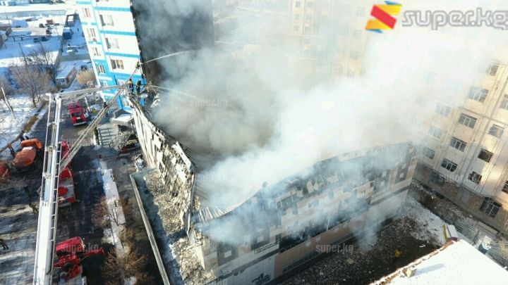 Чиркөө көк имаратка жанаша жайгашкан. Анын чатырынын 750 чарчы метри күйүп кетти.
