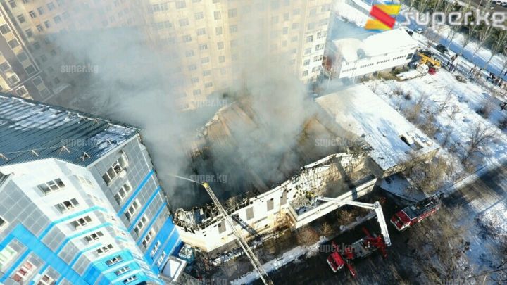 Чиркөө көк имаратка жанаша жайгашкан. Анын чатырынын 750 чарчы метри күйүп кетти.