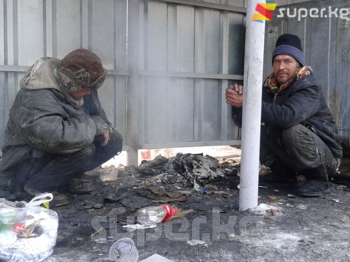 Таштанды таштоочу жайда отурган достор