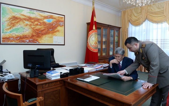 Кыргыз Республикасынын Куралдуу күчтөрүнүн Башкы штабынын жетекчиси Райимберди Дүйшөнбиев президентке маалымат берүүдө.