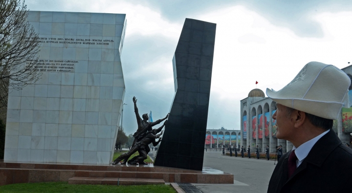 2002-жылкы Аксы, 2010-жылкы Апрель окуяларынын баатырларына тургузулган монументтин жанында. 2016-жыл, март айы.