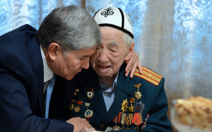 Кыргыз Эл акыны Сүйүнбай Эралиевди "Ала-Арча" мамлекеттик резиденциясында кабыл алган.
