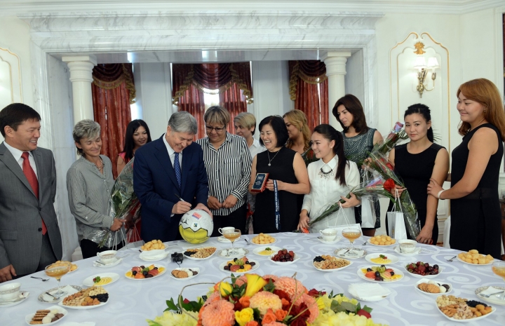 Футбол боюнча Кыргыз Республикасынын аялдар курама командасын дүйнөлүк чемпиондукта жараткан ийгилиги менен куттуктоодо.