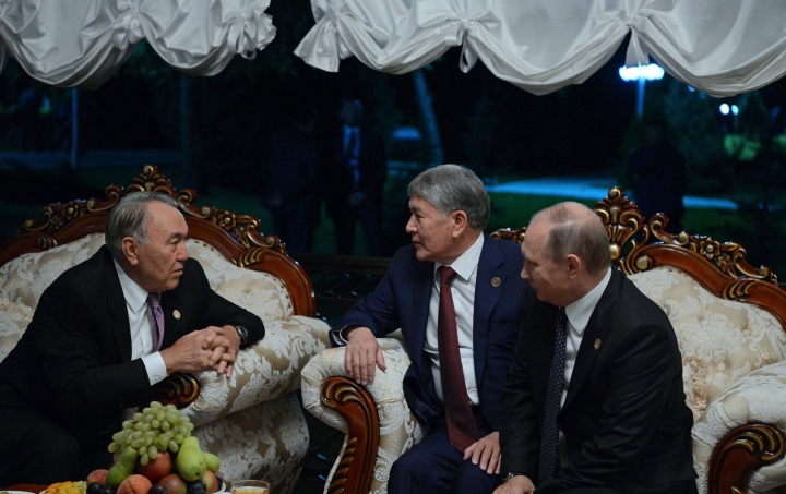 Казакстандын президенти Нурсултан Назарбаев жана Орусия лидери Владимир Путин менен