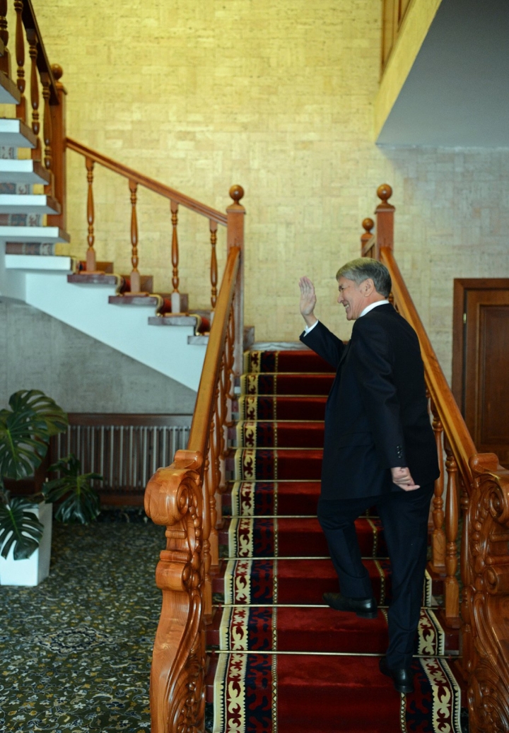 Алмазбек Атамбаевдин президенттик мөөнөтүнүн аяктаарына 1 жыл калды.