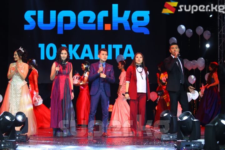 Ырчылар &quot;Super.kg&#039;ге арноо ырын&quot; аткарышты.