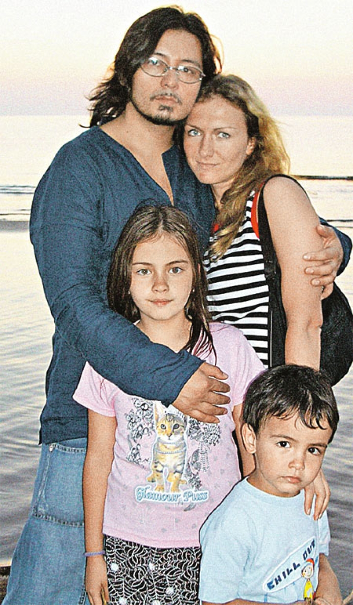 Жубайы, уулу жана кызы менен