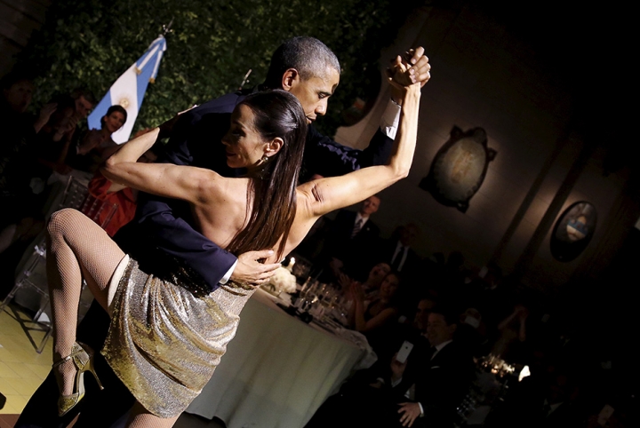 Барак Обама Аргентинага барган расмий сапары учурунда профессионал бийчи менен танго бийлөөдөн баш тарткан, бирок соңунда макул болгон.