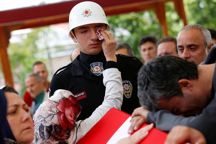 Терактта каза болгон полиция кызматкери менен коштошуу учуру. Стамбул шаары. 8-июнь.