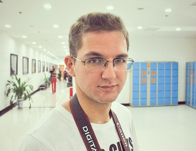 Иван Крючков Александров атындагы ансамблдин артисти жана фотограф болгон.