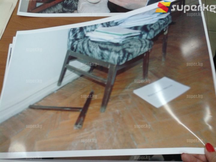 "А.Гапаровдун иш бөлмөсүндөгү отургучтун буту эмнеге сынык деген суроого жооп табылбай жатат", дейт маркумдун жакындары.