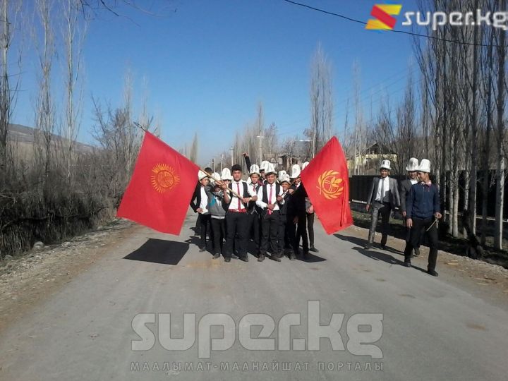 Кара-Кулжа районуна караштуу Жийде айылында ак калпакчан окуучулар айыл кыдырып жүрүшкө чыгышты.