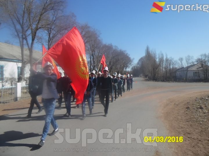 Нарын облусу. Кочкор районундагы Чекилдек айылынын окуучулары жөө жүрүшкө чыгып, айылды кыдырышты.