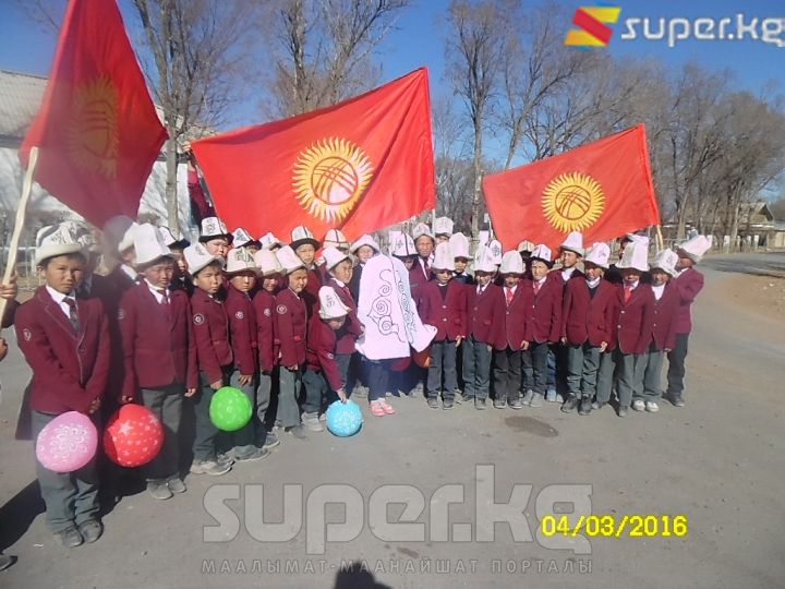 Нарын облусу. Кочкор районундагы Чекилдек айылынын окуучулары жөө жүрүшкө чыгып, айылды кыдырышты.
