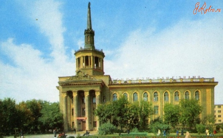 Политехникалык техникумдун имараты архитектор Е.Писаревдин демилгеси менен 1957-жылы курулган.