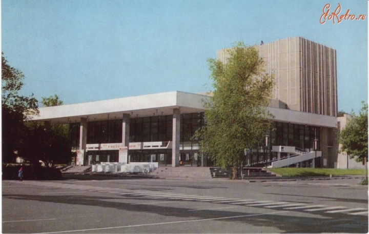 Кыргыз мамлекеттик драма театрынын имараты 1970-жылы салынган.
