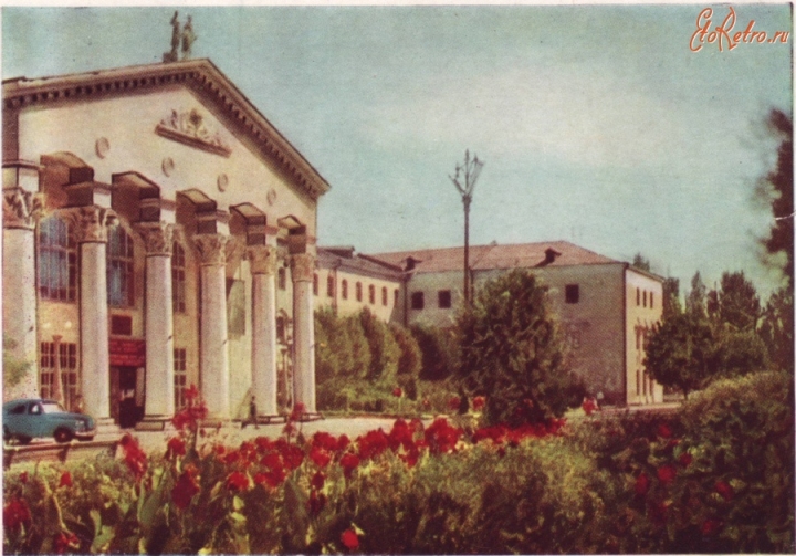 Фрунзе (азыркы Бишкек) шаарындагы Мамлекеттик педагогикалык институт 1931-жылы курулган.