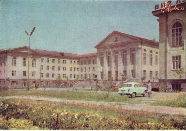 Фрунзе шаарындагы (азыркы Бишкек) Политехникалык институт. Имарат 1954-жылы курулган.