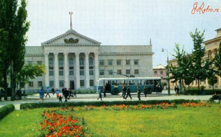 Фрунзенин элдик депутаттарынын имараты 1978-жылы планга киргизилип, 1980-жылы анын курулушу бүткөн.