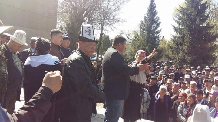 Оппозиция өкүлдөрү Азимбек Бекназаров, Камчыбек Ташиев жана башкалар Аксыда